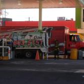 Pipa choca en gasolinera y causa fuga de gas