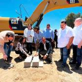 Alcalde Darío Benítez coloca primera piedra con la que dan inicios los trabajos de construcción de Walmart Tecate "La Garita"