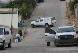Policías de Playas de Rosarito detienen a un hombre en posesión de auto con reporte de robo