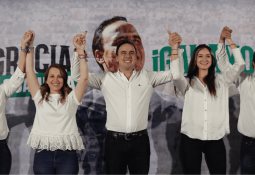 López Obrador celebra resultados de la revocación de mandato.