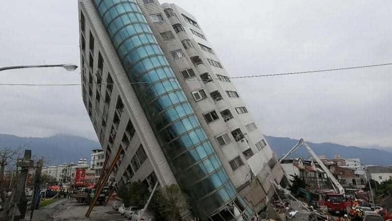 Sismo de magnitud 6.2 sacude a Indonesia; Suman 42 muertos