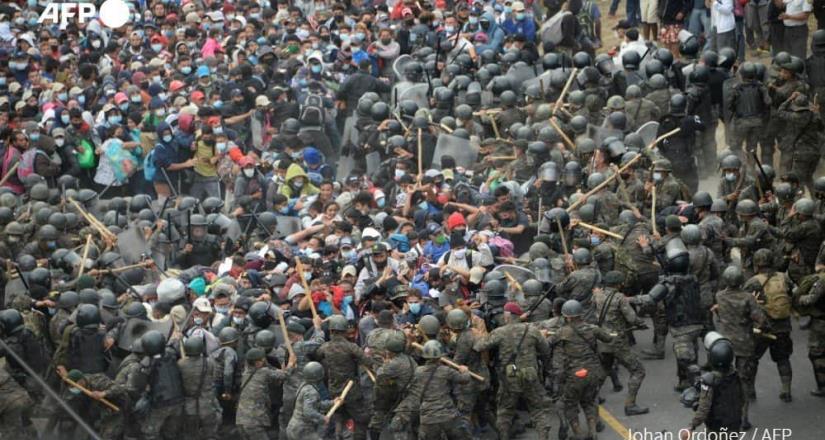Guatemala desaloja a 7 mil hondureños de caravana migrante