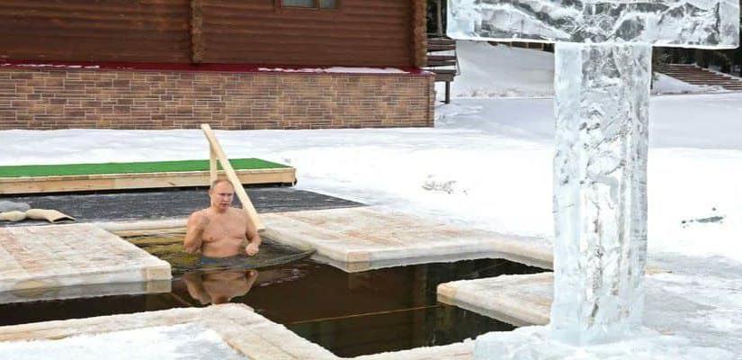 Vladimir Putin toma baño en agua helada por una  tradición ortodoxa