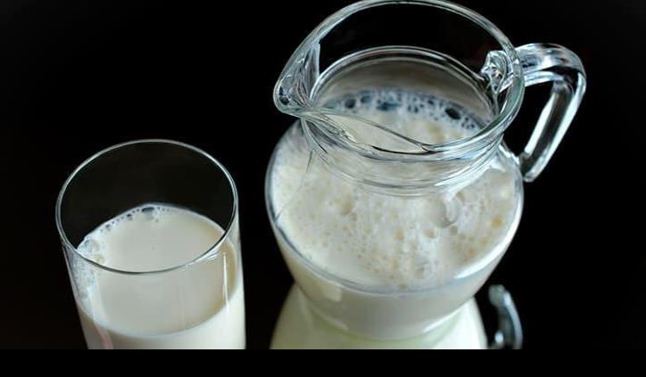 Detectan microplásticos en 23 marcas de leche vendidas en México