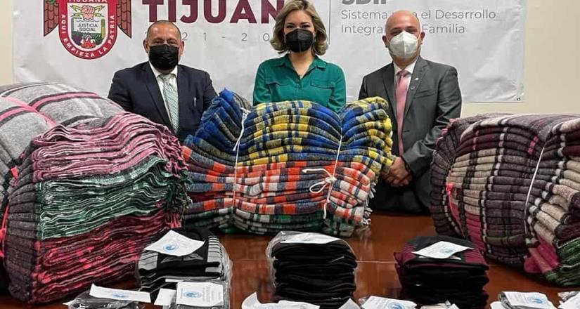 Recibe DIF Tijuana donativo de cobijas, gorros y guantes