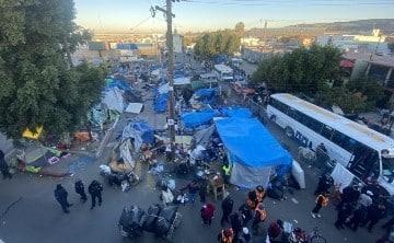 Desalojan a familias migrantes de El Chaparral, Tijuana