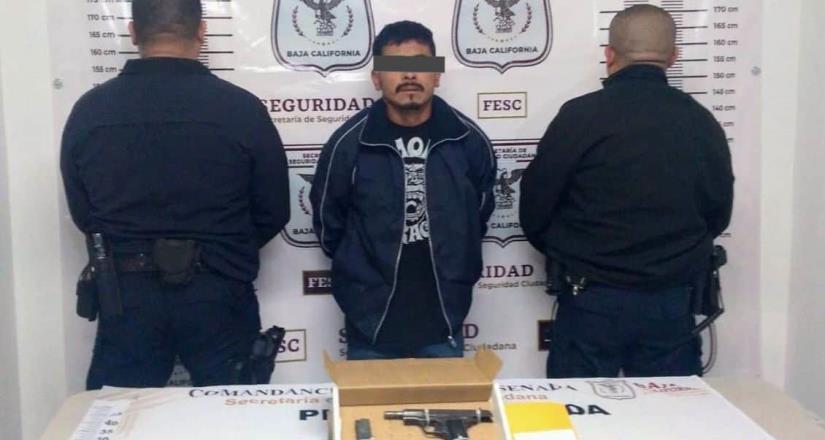 Detienen agentes de la FESC a hombre armado en Ensenada