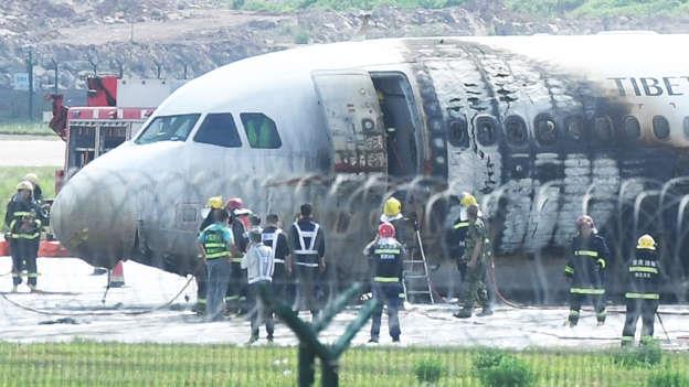 Avión se sale de la pista en aeropuerto en China y se incendia