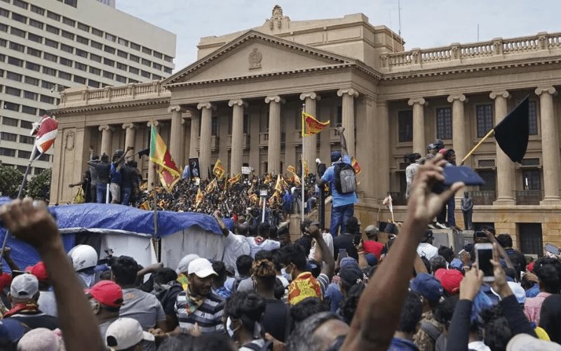 El presidente de Sri Lanka huye de su residencia al ser asaltada por miles de manifestantes