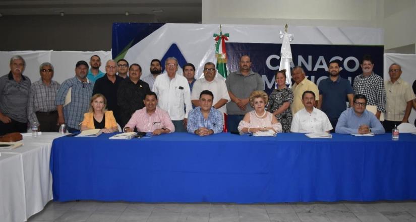 Dialoga Alejandro Ruiz Uribe con integrantes de CANACO-Mexicali