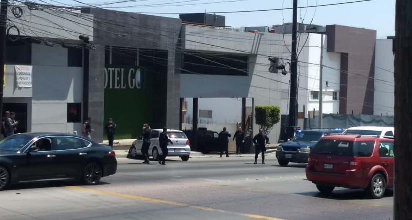 Ejecutan a una persona a bordo de su vehículo sobre el boulevard Agua Caliente